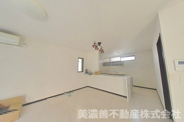 ６７２０４　岐阜市西河渡３丁目中古戸建の居間・リビング