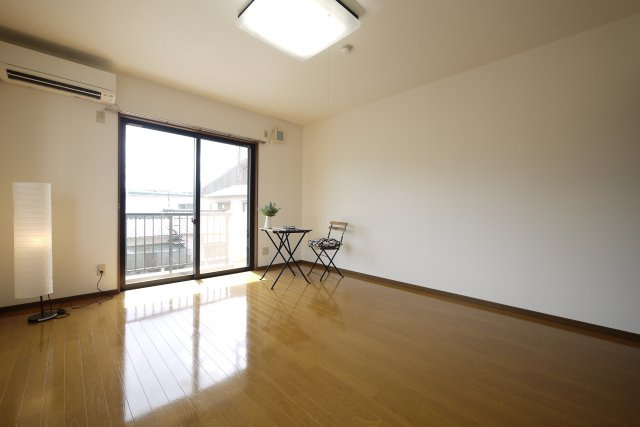 ピア大元駅前の居間・リビング|※写真は別の部屋のものです。
※家具・インテリアはイメージです。付帯しません。