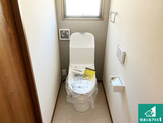 明石市西朝霧丘　未入居のトイレ|1・2階の2ヶ所にあるので、朝の忙しい時間の順番待ちもなく、深夜の利用にも大変便利です。