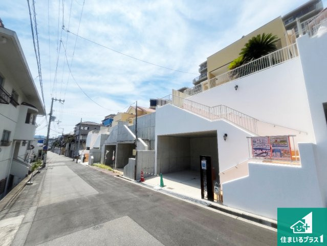 明石市西朝霧丘　未入居の前面道路含む現地写真|周辺は閑静な住宅街！前面道路広々で車の出し入れも便利です。駐車が苦手な方でも安心して車庫入れできます！
