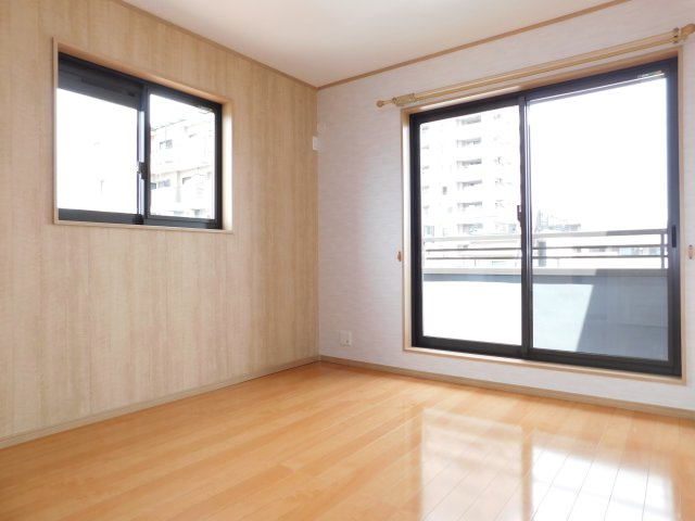 名古屋市南区曽池町２丁目の中古一戸建の洋室|◇３階洋室◇　　明るい洋室約６．３帖　全居室収納完備！　バルコニー付き♪（２０２６年５月リフォーム済）
