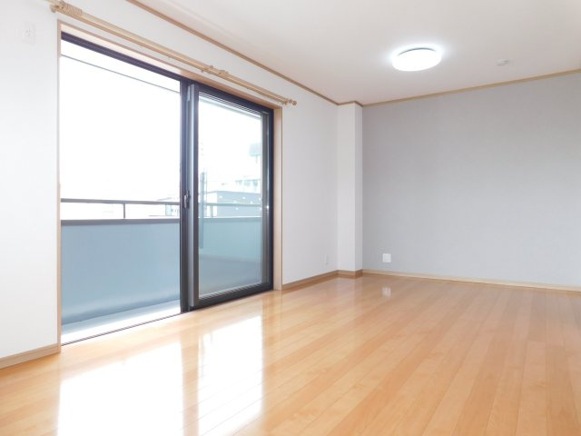 名古屋市南区曽池町２丁目の中古一戸建の洋室|◇３階洋室◇　　南面で明るい洋室約１１．０帖　ウォークインクローゼット完備♪　（２０２６年５月リフォーム済）