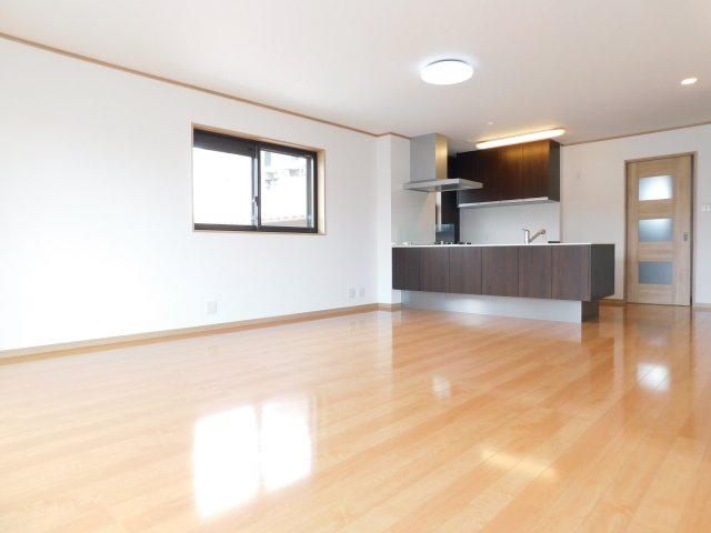 名古屋市南区曽池町２丁目の中古一戸建の居間・リビング|◇リビング◇　　南面で明るいリビング約２４．８帖　インテリアが映えるワイドリビング♪　（２０２６年５月リフォーム済）
