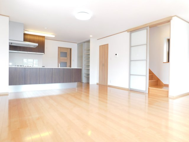 名古屋市南区曽池町２丁目の中古一戸建の居間・リビング|◇リビング◇　　南面で明るいリビング約２４．８帖　キッチン横にパントリー完備！　（２０２６年５月リフォーム済）