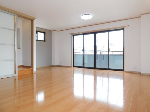 名古屋市南区曽池町２丁目の中古一戸建の居間・リビング|◇リビング◇　　南面で明るいリビング約２４．８帖　外からの視線が気になりにくい２階リビング♪　（２０２６年５月リフォーム済）