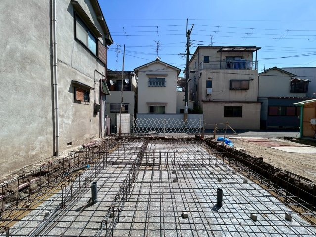 東大阪市大蓮南4丁目の前面道路含む現地写真|基礎工事中の現地で、建物の広さや配置をイメージしやすい状態です♪