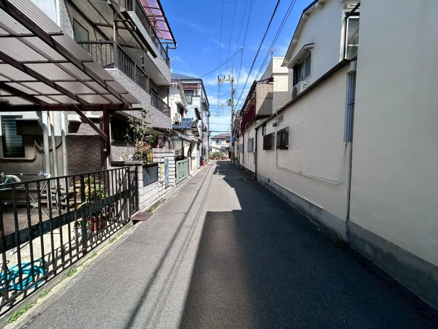 東大阪市大蓮南4丁目の前面道路含む現地写真|駐車スペースを確保しており、お車をお持ちの方も安心です♪