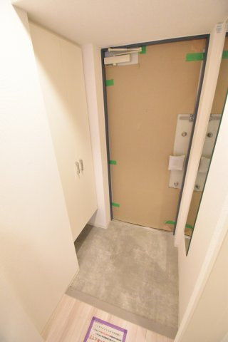セレニテ難波プリエ　仲介手数料無料の玄関