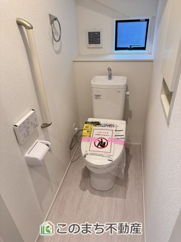 グラファーレ宇都宮市峰町3期のトイレ|小窓から換気ができて清潔なトイレスペース☆