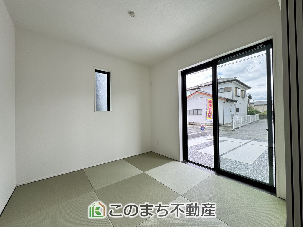 グラファーレ宇都宮市峰町3期の和室|お子様のお昼寝にも便利な和室です。大きな窓から暖かな日差しが差し込みます♪