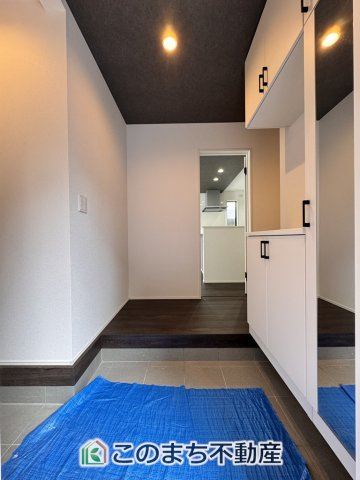 グラファーレ宇都宮市峰町3期の玄関|広々とした玄関スペース♪たくさんの靴を収納できる下駄箱もございます。