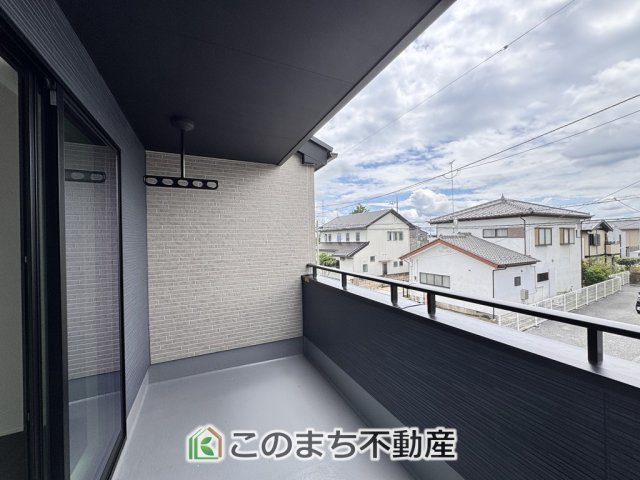 グラファーレ宇都宮市峰町3期のバルコニー|南向きの大型バルコニーは陽当り良好で、たっぷりのお洗濯物もよく乾きます！
さらにインナーバルコニーなので雨の日でも安心してお出かけできますね♪