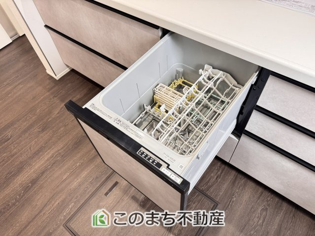 グラファーレ宇都宮市峰町3期のキッチン|あったらいいなの代表的な設備である食洗機。ビルトイン型なので、おさまりもよく、使い勝手も良好です。料理をするのは好きだけど、後片付けは苦手な方に重宝します。洗う手間がないので、時間を有効に使えますね。
