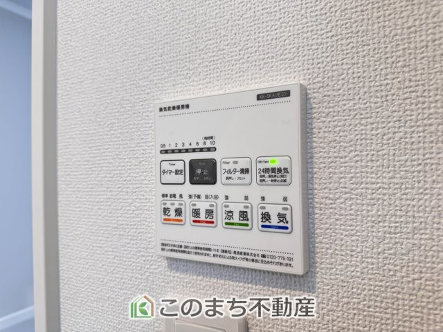 グラファーレ宇都宮市峰町3期の設備|雨の日や湿気の多い梅雨時期など、洗濯物が乾き難い時期に重宝する浴室換気乾燥機。乾燥機能だけではなく、冬場の浴室内の寒暖差を緩和する暖房機能も標準装備。ヒートショック対策に一役買います。