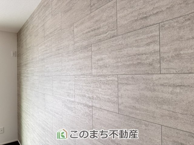 グラファーレ宇都宮市峰町3期の内装|幅広タイル調のアクセントクロスがリビングを演出します。