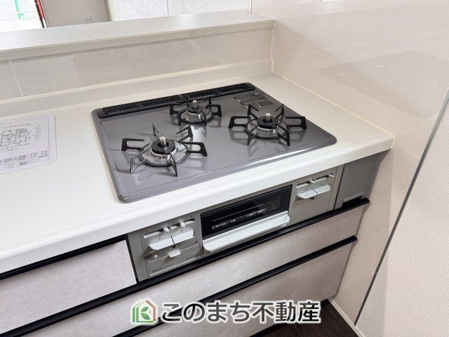 グラファーレ宇都宮市峰町3期のキッチン|三ツ口コンロ採用で、同時調理もスムーズ◎！お料理を並べられるカウンター付きで、配膳・片付けをサポート！リビングで過ごすご家族とコミュニケーションを楽しみながら作業可能です♪