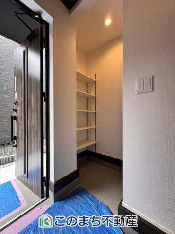 グラファーレ宇都宮市峰町3期の玄関|玄関わきには大きなシューズクロークがございます。