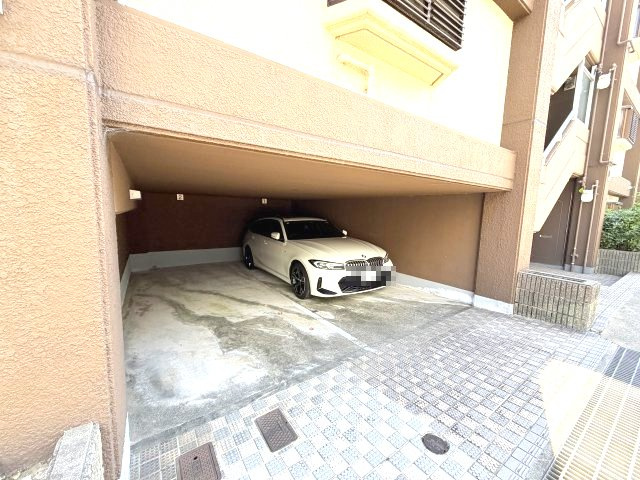 ベルシェ岡本の駐車場