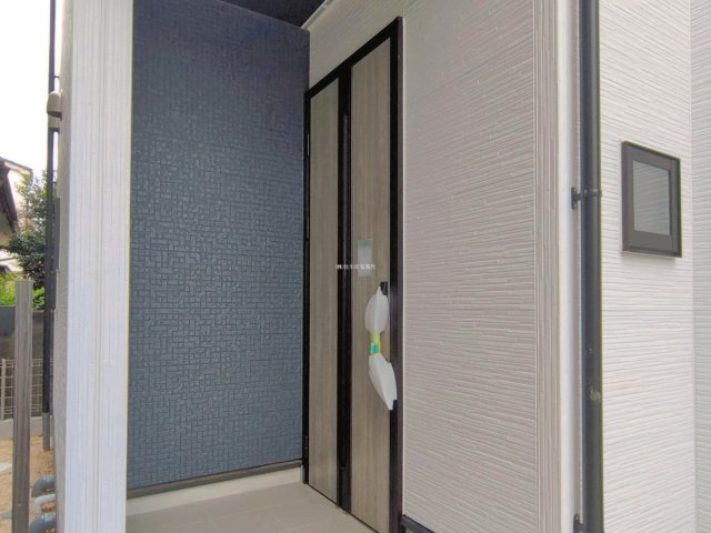 ふじみ野市上福岡５丁目の新築一戸建の玄関|対面キッチンならお料理の配膳や片付けもスムーズです。家族との会話を楽しみながらお料理することが出来ます。