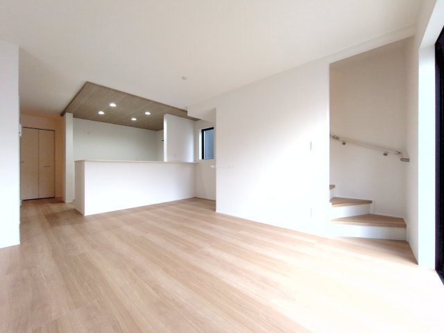 ふじみ野市上福岡５丁目の新築一戸建の居間・リビング|家族とのコミュニケーションもスムーズなリビングイン階段を採用した17帖のLDK。