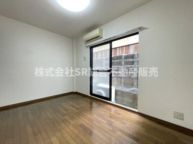 本町中古戸建の洋室|1F　5.0帖。大きな窓から明るい光が入ってきます！