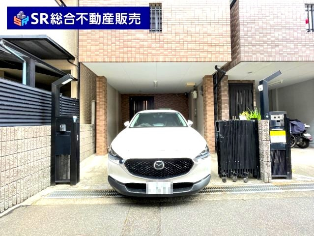 本町中古戸建の洋室|1F　5.0帖。大きな窓から明るい光が入ってきます！