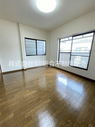 本町中古戸建の寝室|3F　6.5帖。落ち着いた雰囲気で寝室にいかがでしょうか？