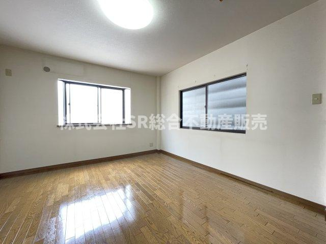 本町中古戸建の子供部屋|3F　8.7帖。2面採光で明るい光が入ってきます！