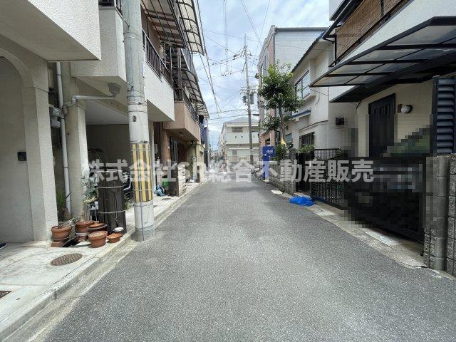 本町中古戸建の前面道路含む現地写真|当日予約も大歓迎です！土日祝、雨の日やお子様連れのお客様の送迎も可能ですのでお気になさらずお問合せ下さい。お仕事終わりのお時間にも柔軟に対応致しますのでお気軽にお申し付け下さいませ。