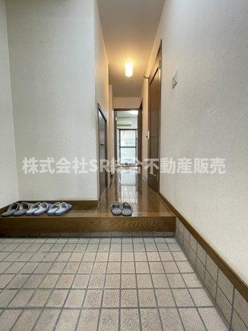 本町中古戸建の玄関|シューズボックスを置けるスペースがございます！