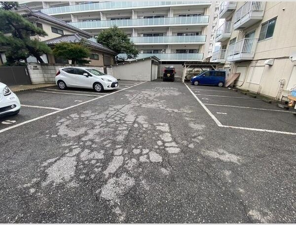 サンハイムKAZUの駐車場|カースペースがあります