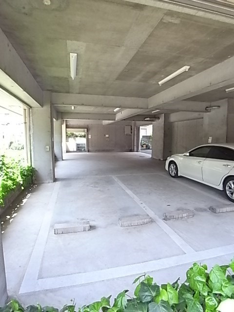尼崎市東園田町４丁目の賃貸マンションの駐車場