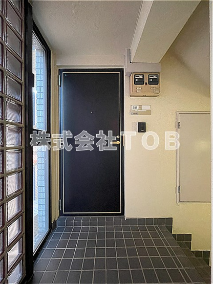 【その他】 | 荒井マンション | 玄関ドア※クリーニング中の写真※