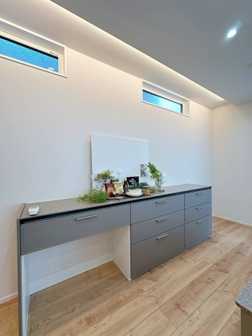 廿日市市対厳山3丁目 No.Cの収納|カップボード☆
大型のカップボードは収納力もあり便利です。また、備え付けの為、耐震性が高く地震の際にも倒れてくる心配はありません♪