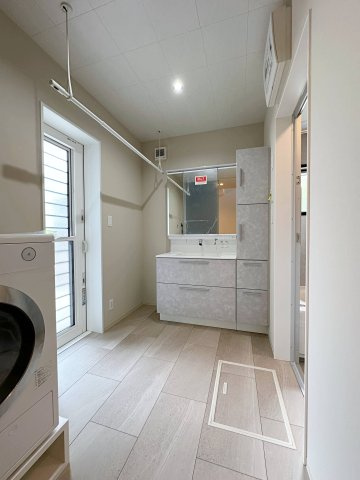 廿日市市対厳山3丁目 No.Cの洗面所|シャワー付き洗面化粧台☆
洗面台にシャワー機能が付いたもので、シャンプーなども行える多機能洗面台です。
センサー付きで手をかざすだけで水が出てきます♪