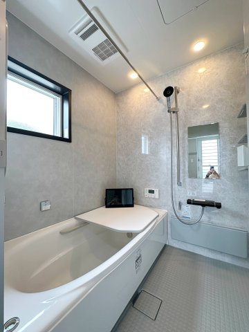 廿日市市対厳山3丁目 No.Cの浴室|浴室乾燥機気の付き1坪タイプの浴室☆
Bluetoothオーディオ搭載でお風呂に入りながら映画鑑賞や音楽を楽しめます！