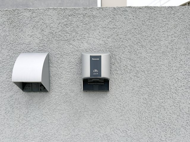 廿日市市対厳山3丁目 No.Cの設備|EV車用電源コンセント☆
日本国内でも、2030年代半ば頃を目標に、新車販売を全て電気自動車にすることが出来るように調整されているとも言われ、この先の環境変化に対応できるように設置されています。