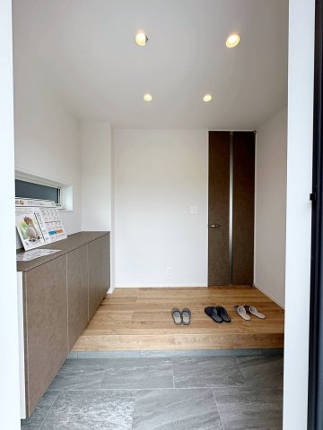 廿日市市対厳山3丁目 No.Cの玄関|玄関ホールは広く開放的です♪
シューズボックスはロータイプでウェルカムカウンターとしても活用できます♪