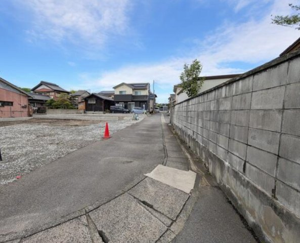 半田市乙川内山町　売り土地【A区画】の前面道路含む現地写真