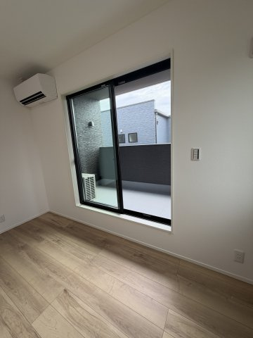 八代市古閑中町の新築一戸建の洋室|約4帖の広々バルコニーに面しています。