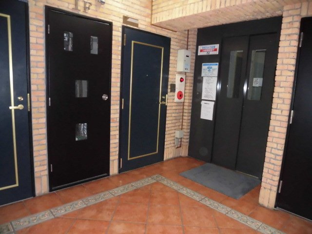 大阪市中央区松屋町住吉の賃貸マンションのエントランス