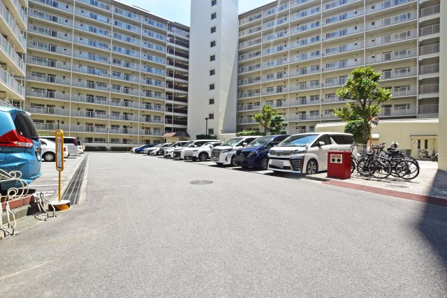 ローレルハイツ大淀2号棟の駐車場|敷地内駐車場を備えており、お車をお持ちの方も安心です。