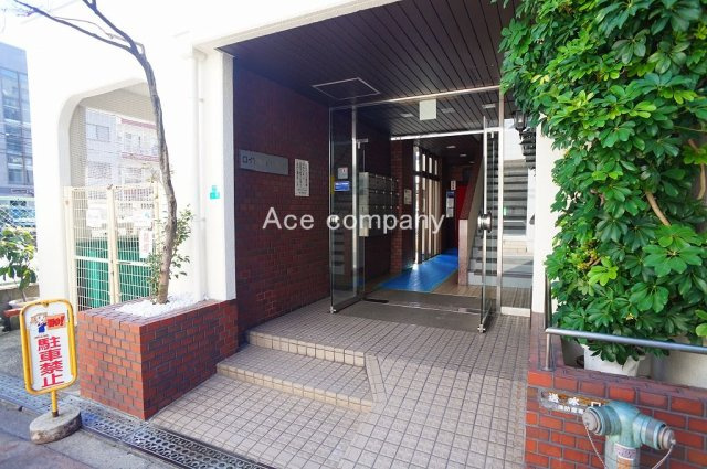【エントランス】 | ロイヤルハイツ平野 | スーパー・ドラッグストア・コンビニ・銀行徒歩2分圏内♪弊社からもすぐ近くの物件ですのでご見学ご案内がスムーズです♪