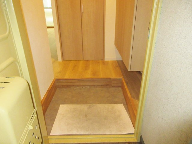 かぎ屋ビルの玄関