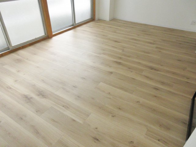 かぎ屋ビルの洋室