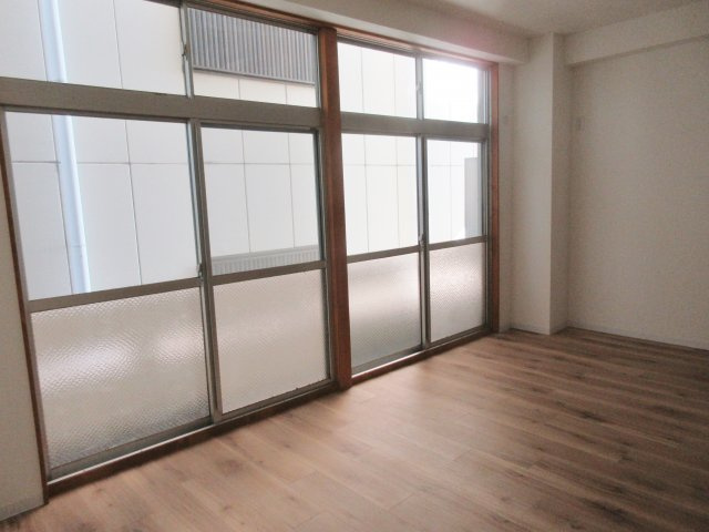 かぎ屋ビルの洋室