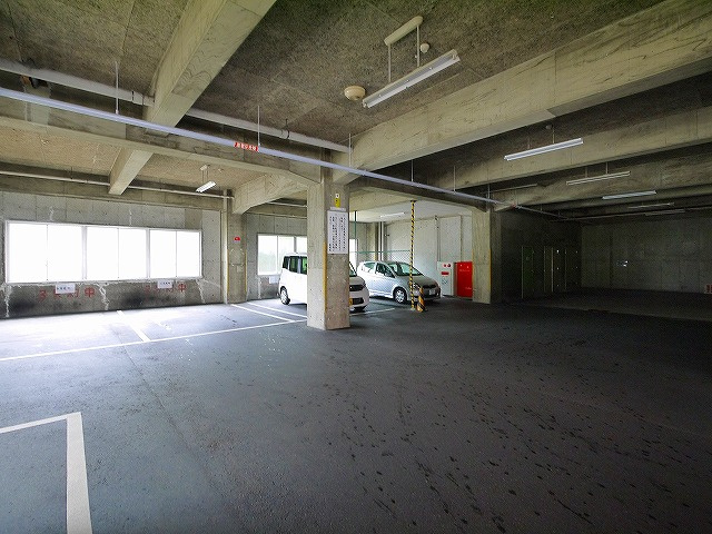 VIVビルの駐車場