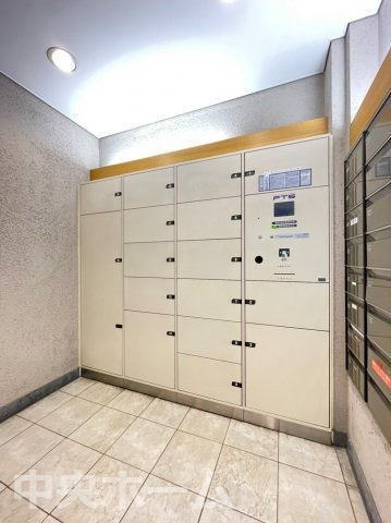 グランリオの設備|【宅配ボックス】在宅時・不在時に関わらず、居住者の代わりに非対面で宅配物を受け取ってくれる便利な設備です。わかりやすくご説明致しますので見学時にはお部屋だけではなく共用部分もぜひチェックしてください。