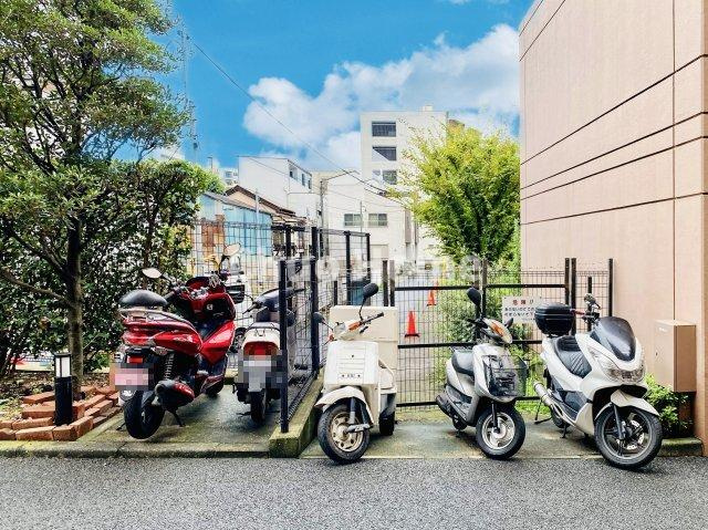 グランリオの駐車場|【バイク置場】最新の空き状況や費用などの詳細は担当スタッフまでお問い合わせください。