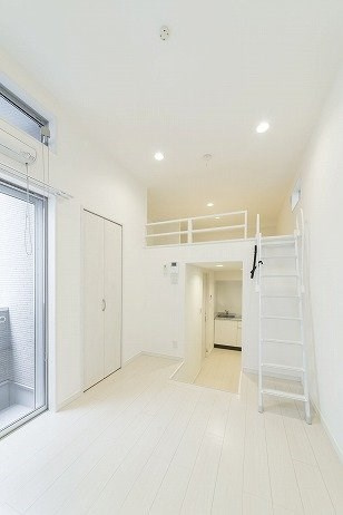 尼崎市東本町４丁目のアパートの居間・リビング